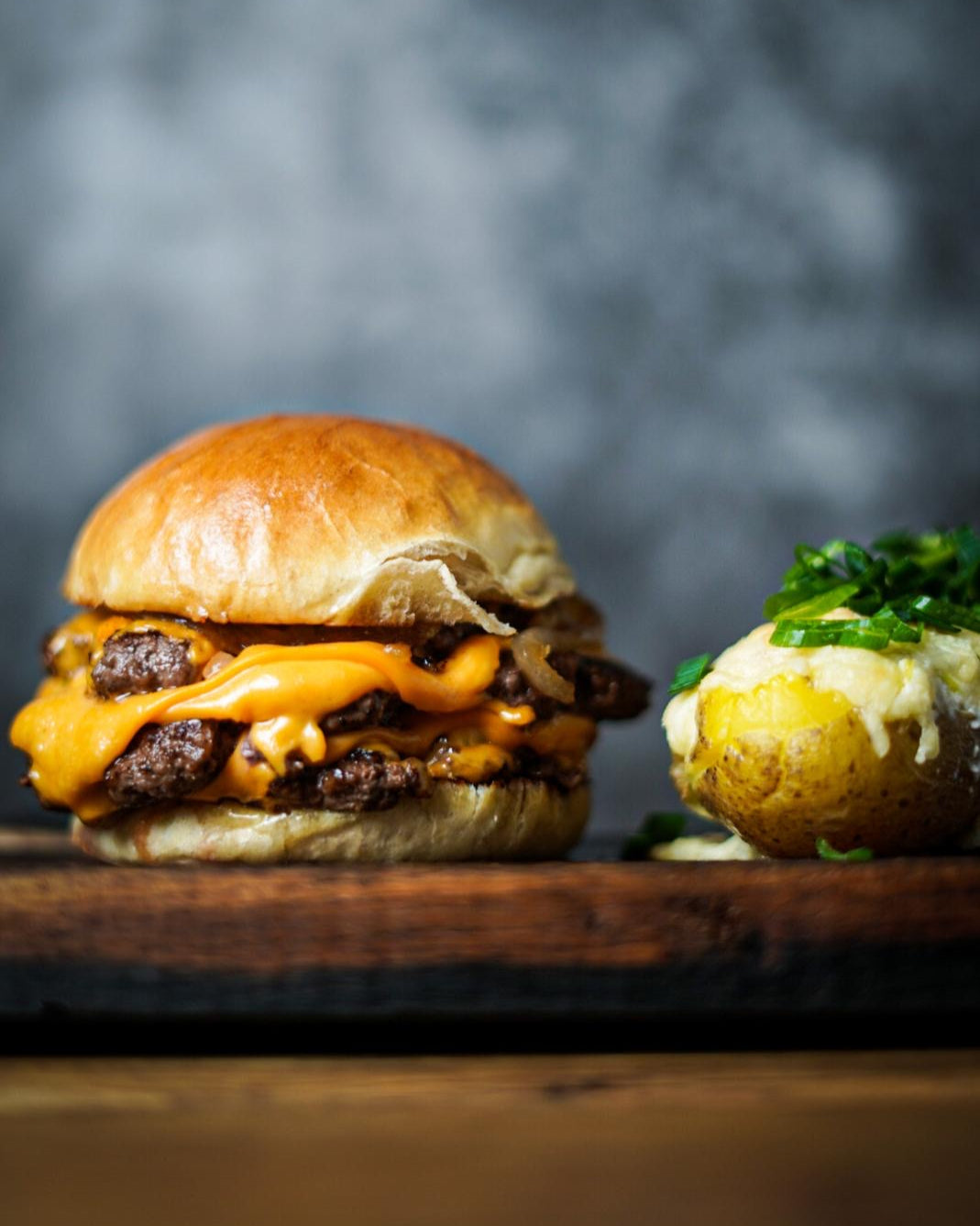 Unser Wagyu Smash Burger vereint intensiven Geschmack, butterzartes Fleisch und knusprige Röstaromen – der Gourmet-Burger für echte Genussmomente.