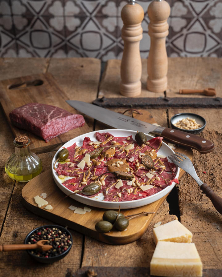 Rindercarpaccio angerichtet mit Beilagen, Wagyu Carpaccio bestehend aus Round Steaks, wagyu rind