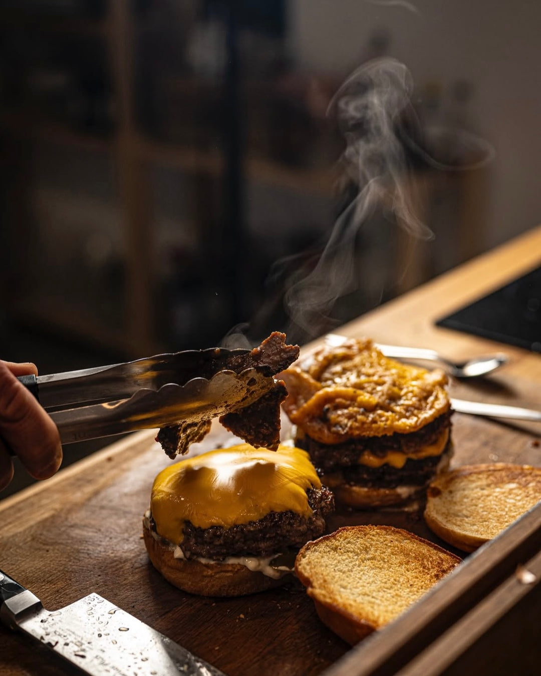 Saftiger Wagyu Smash Burger mit goldbrauner Kruste, zartem Wagyu-Rindfleisch und geschmolzenem Käse – perfekt für Grillfans und Burgerliebhaber.