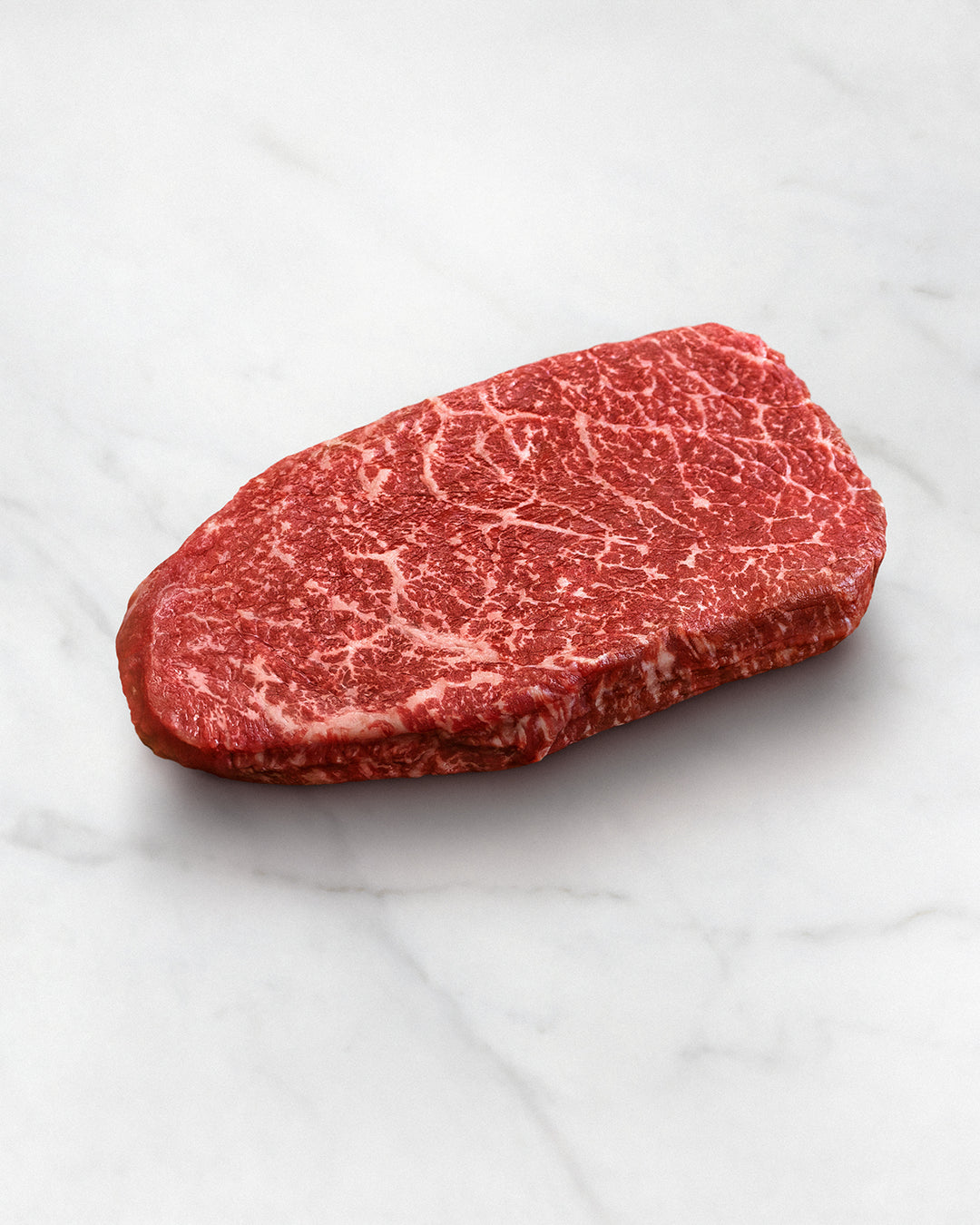 Hüft Steak auf weißem Hintergrund, Hüftsteak mit feiner Marmorierung, Kobe-Beef, Hüftsteak aus Wagyu-Rind bestellen