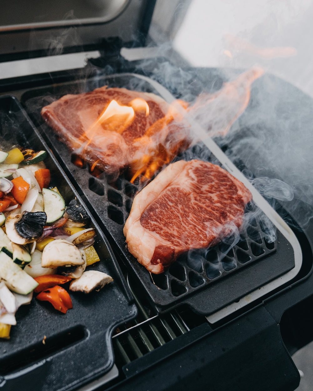 Wagyu Rumpsteak und Ribeye auf dem Grill mit Gemüse, Zubereitung Rumpsteak und Entrecote