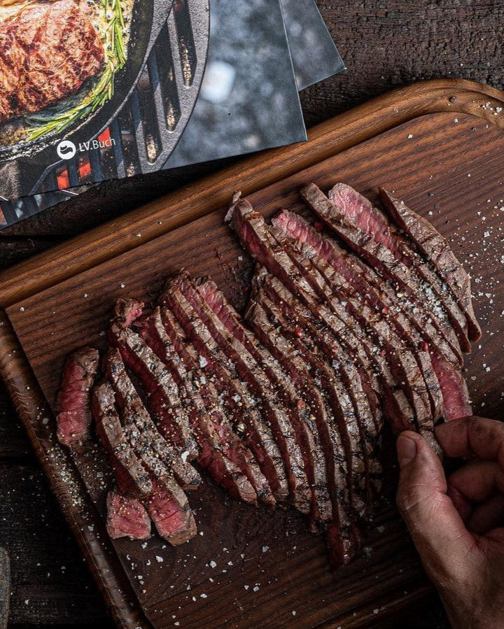 wagyu-tataki in Tranchen, Tataki-Steak Medium gebraten mit Steak-Salz auf einem Holzbrett, zubereiten und anrichten