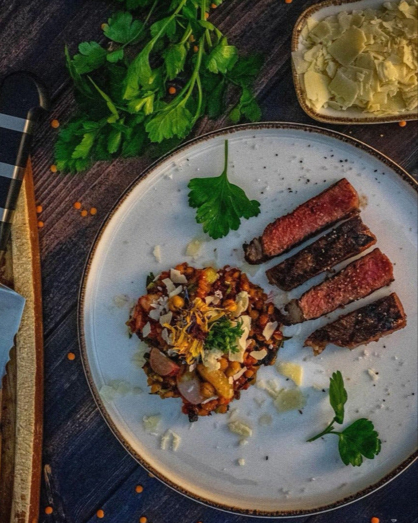 wagyu-roastbeef in Tranchen mit Beilage und Baguette, Rumpsteak kaufen