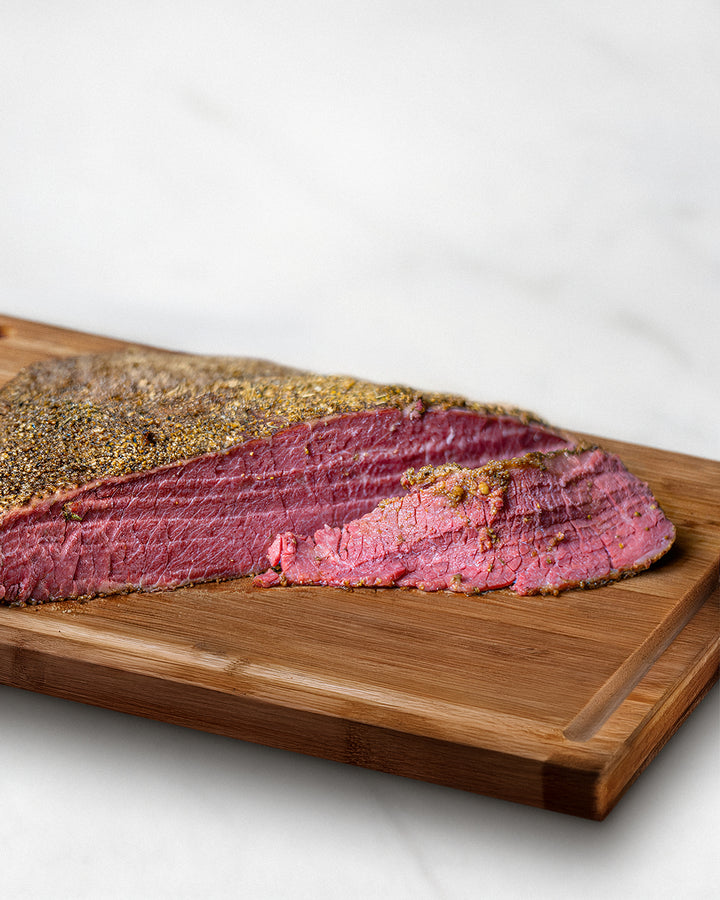 Wagyu Pastrami, zahrtes Fleisch auf Holtbrett, feine Würzung, marmoriertes Wagyufleisch