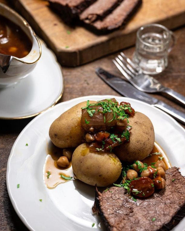 Serviervorschlag falsches Filet, mit Kartoffeln, Zwiebeln und Gemüse, Teller, Soße