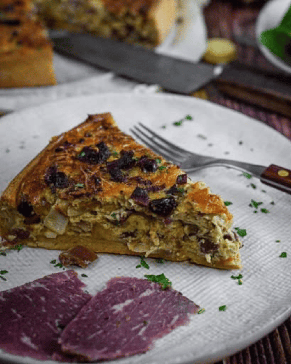 Nachtisch mit Wagyu Pastrami, fein aufgeschnitten, mit Kuchen serviert, Fullblood Wagyu