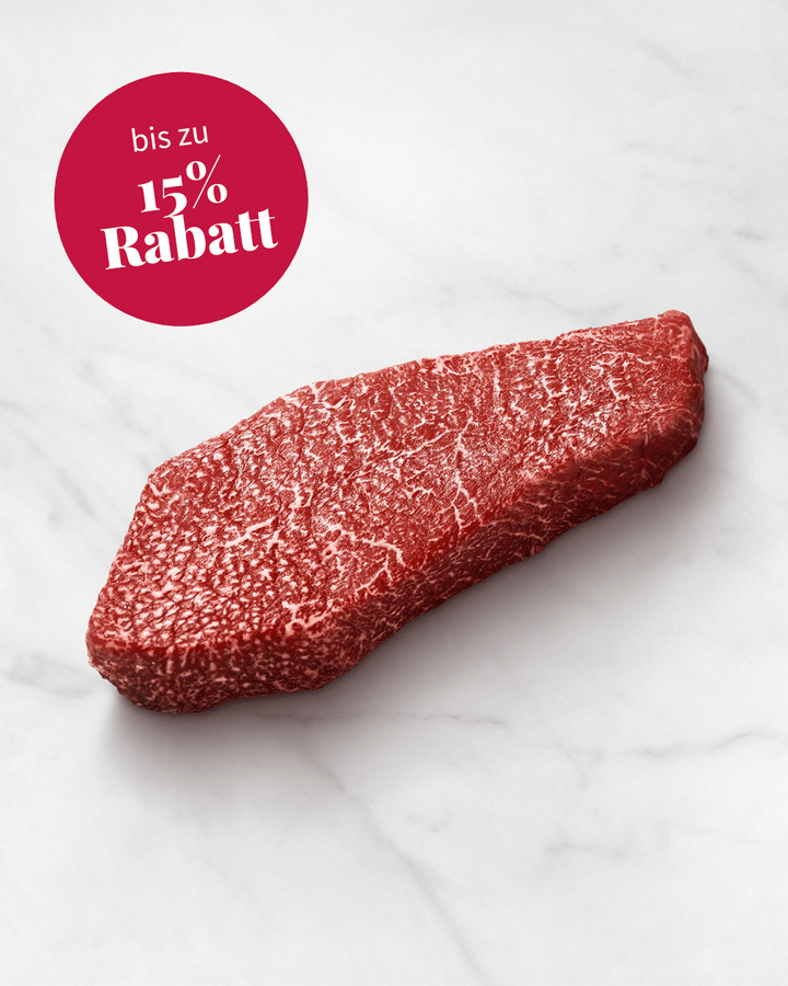 Wagyu Beef Steak, Round Steak, Armroast, Roh auf einem weißen Teller, leichte, feine marmorierung, wagyu beef steak near me, Marbled Beef