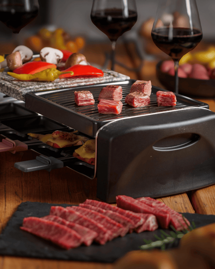 Dünn geschnittene Wagyu Sukiyaki Slices, zart marmoriertes Rindfleisch, japanische Genuss-Strefen, Shabu Shabu, Raclette oder Fondue, Premium Wagyu Beef online kaufen, Wagyu Sauerland