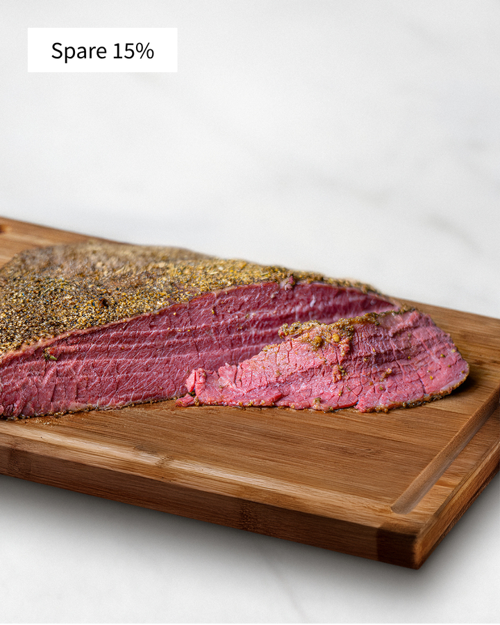 Wagyu Pastrami, zahrtes Fleisch auf Holzbrett, feine Würzung, marmoriertes Wagyufleisch