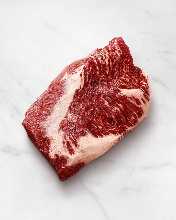 Wagyu-Brisket stark marmoriert auf weißem Hintergrund, Rinderbrust halbiert oder am Stück, Rinder-Brisket online bestellen