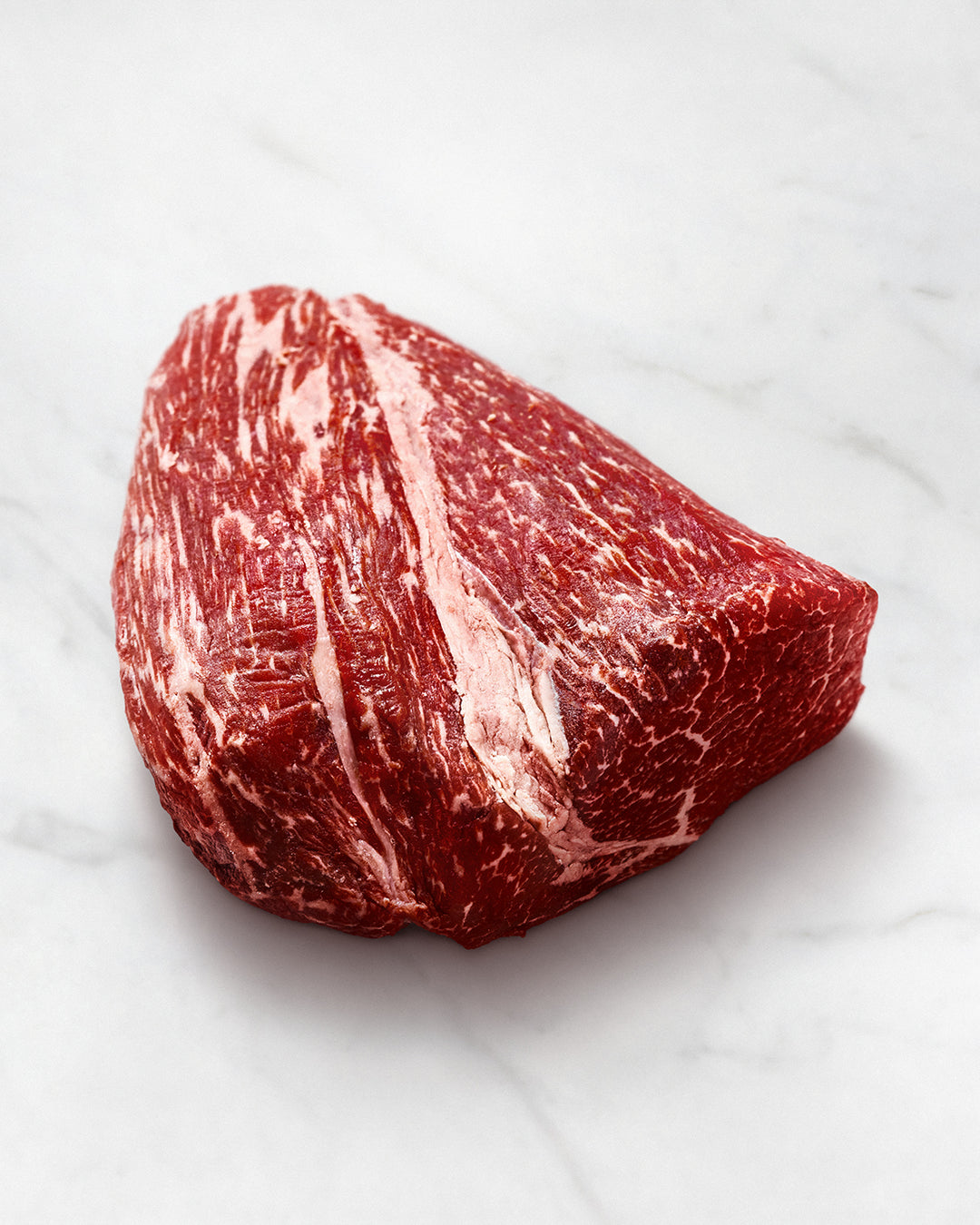 Wagyu Filetkopf auf weißem Hintergrund, Kobe-Filet, roh, marmoriert, Wagyutatar aus Filetkopf zubereitet, Rindfleisch roh serviert, Filetkopf online kaufen