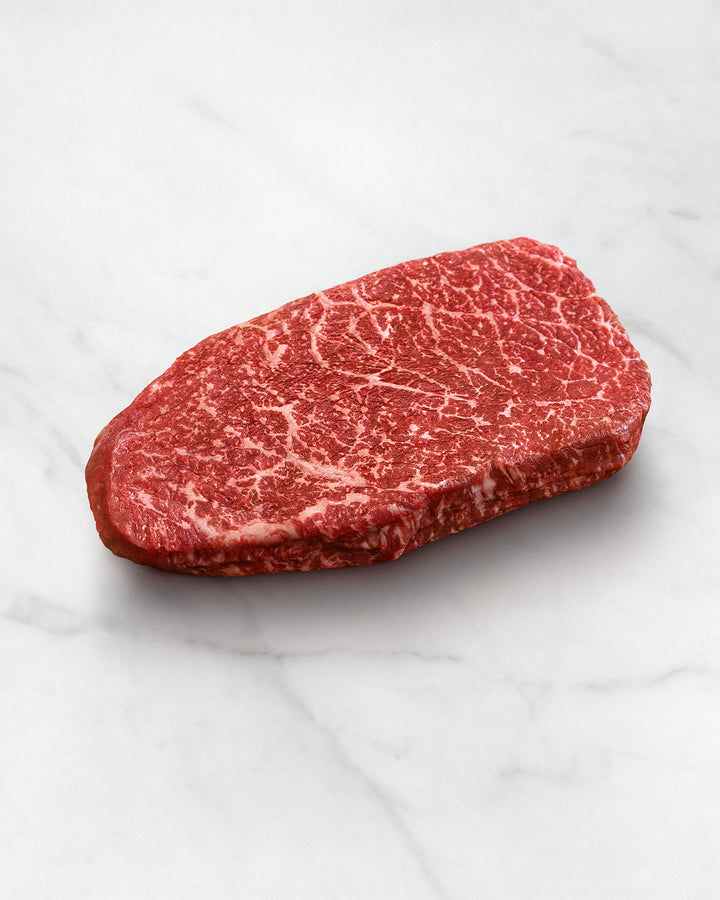 Hüft Steak auf weißem Hintergrund, Hüftsteak mit feiner Marmorierung, Kobe-Beef, Hüftsteak aus Wagyu-Rind bestellen