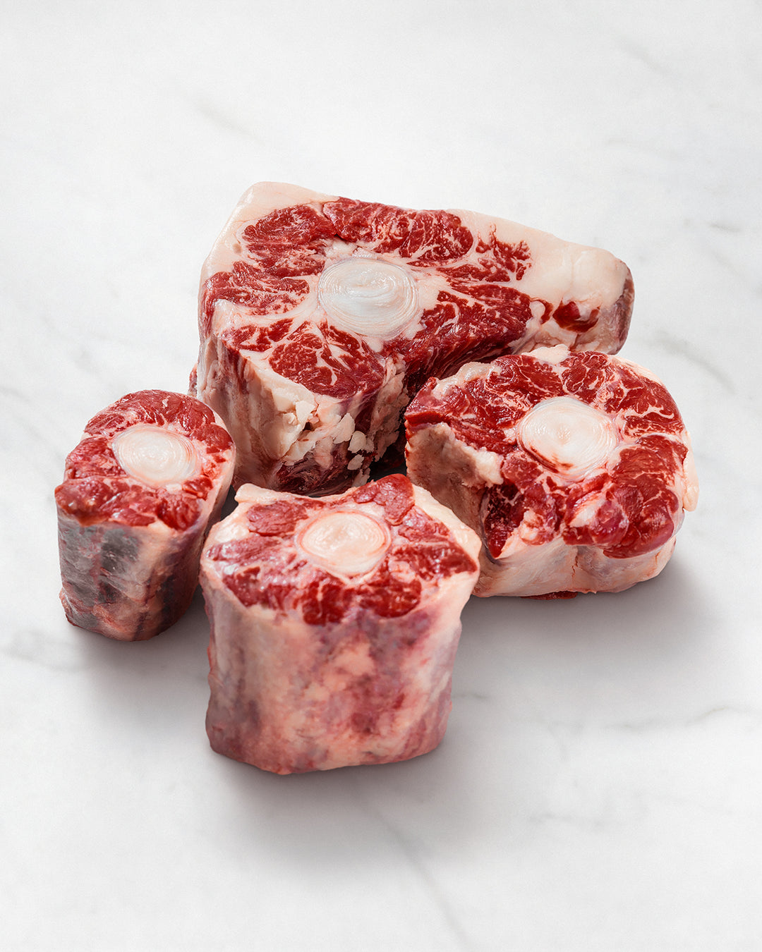 Kobe Oxtail, geschmackvoller, zarter Ochsenschwanz, roher Ochsenschwanz auf weißem Hintergrund