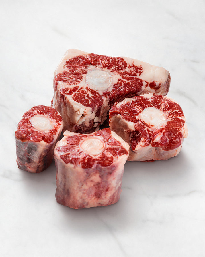 Kobe Oxtail, geschmackvoller, zarter Ochsenschwanz, roher Ochsenschwanz auf weißem Hintergrund