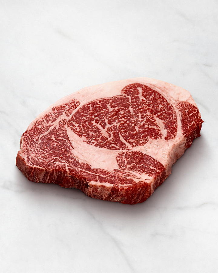 rib i steak, ein eye steak auf weißem Hintergrund,  entrecôte rib eye steak	 preis, Wagyu Rib Eye mit starker Marmorierung, verschiedene Wagyu-Rindfleischspezialitäten