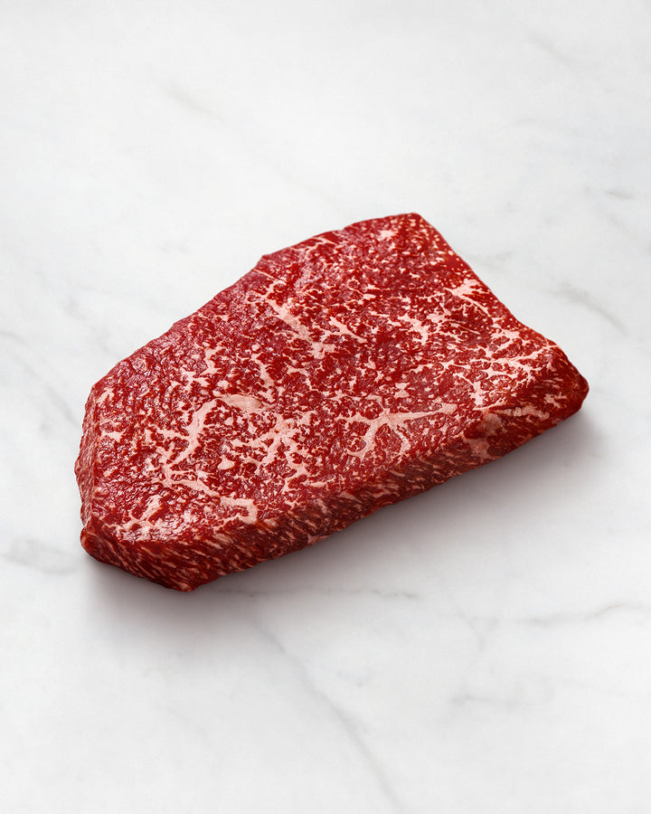 Wagyu-Tataki-Steak auf weißem Hintergrund, stark marmoriert, , Tataki aus der Oberschale vom Rind kaufen, Sashimi Qualität, flaches Steak vom Wagyu-Rind