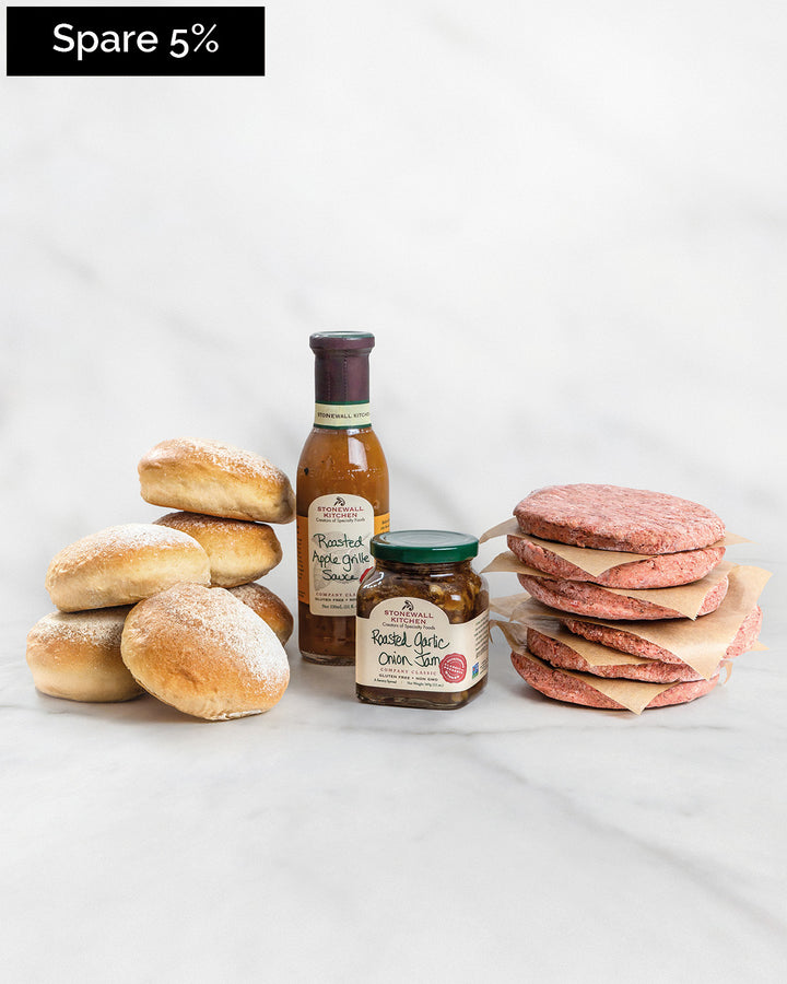 6er Wagyu Burger Set, 6 Burger, 6 Buns & 2 Saucen auf weißem Hintergrund, Wagyu Patties gestapelt, Wagyu Burger Combo, Wagyu Beef Patties Bundle, Luxury Burger Set