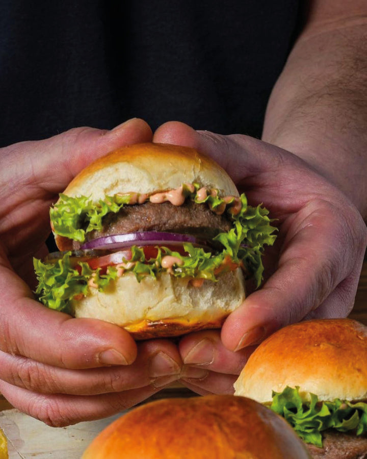 Gourmet Wagyu-Burger – Hochwertiges Wagyu-Patty mit frischen Zutaten, serviert auf einem knusprigen Bun für den ultimativen Genuss.