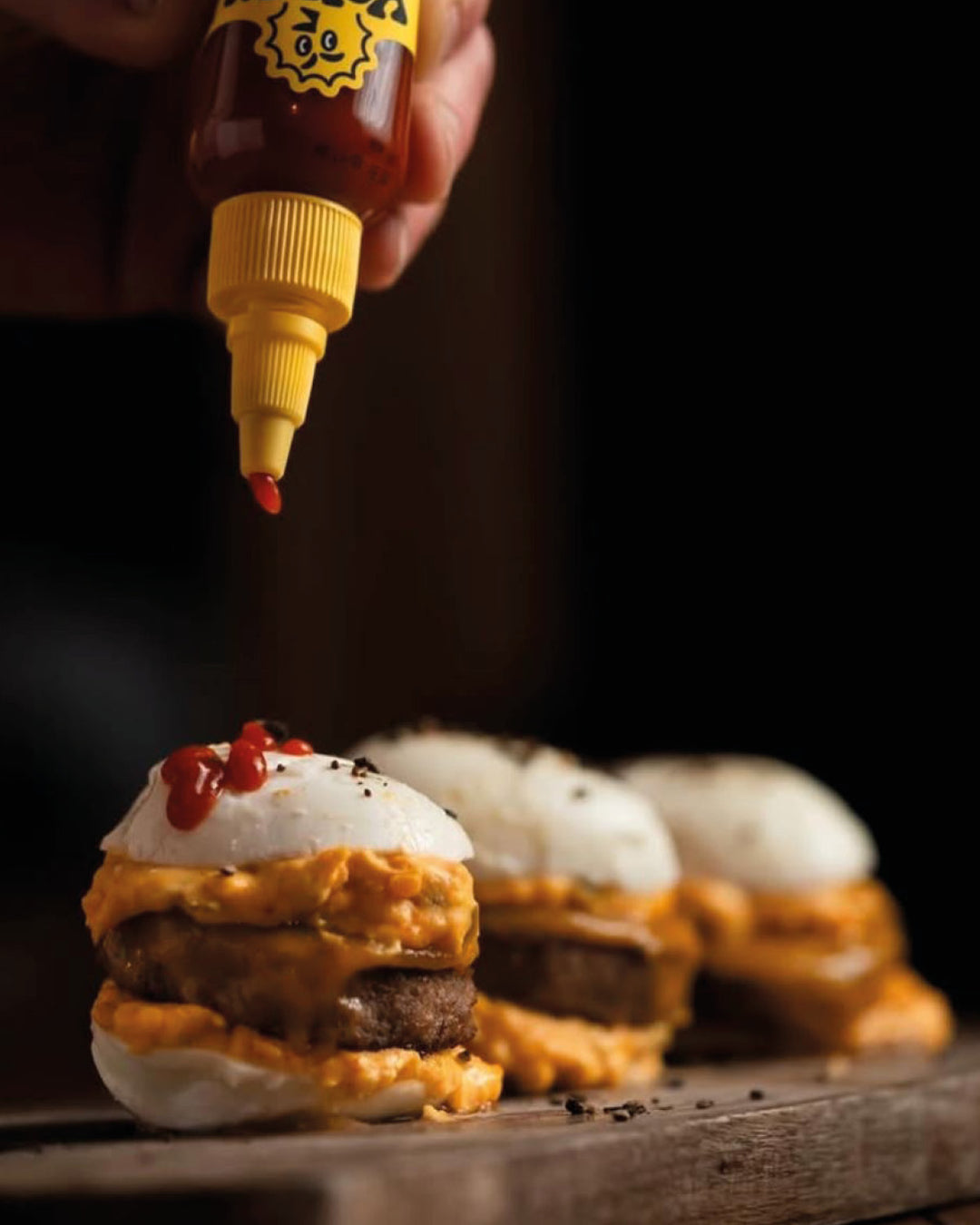 Saftiger Wagyu-Burger – Perfekt gegrilltes Wagyu-Rindfleisch mit geschmolzenem Käse in einem fluffigen Brioche-Brötchen.