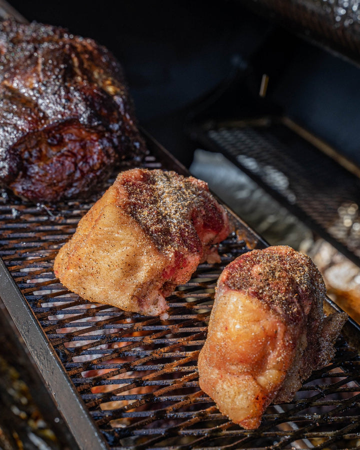 wagyu-ochsenschwanz auf dem Grill, Oxtail geschmort, Ochsenschwanzfleisch, Ochsenschwanzknochen