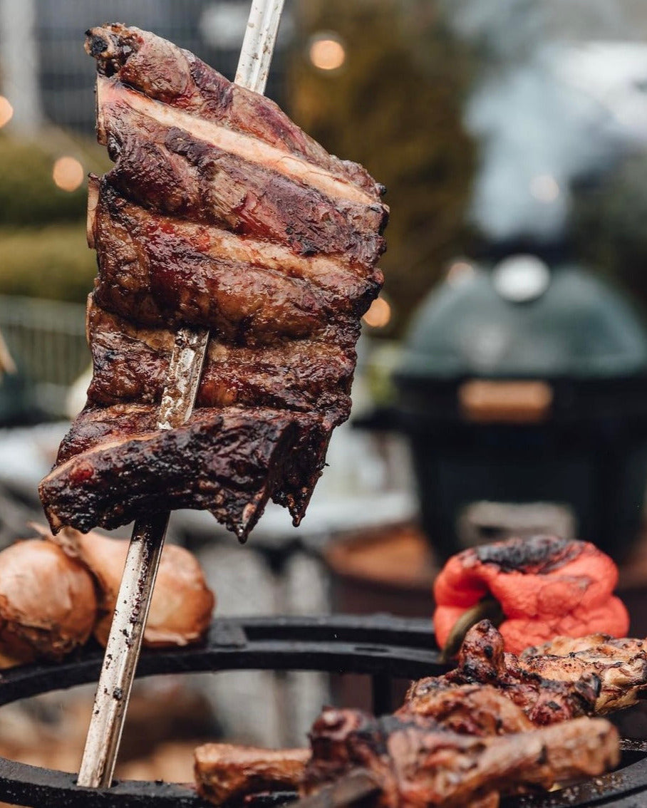 Wagyu-Beef-Back Ribs auf einem Spieß, Gegrillt, smoken, mit Gemüse 