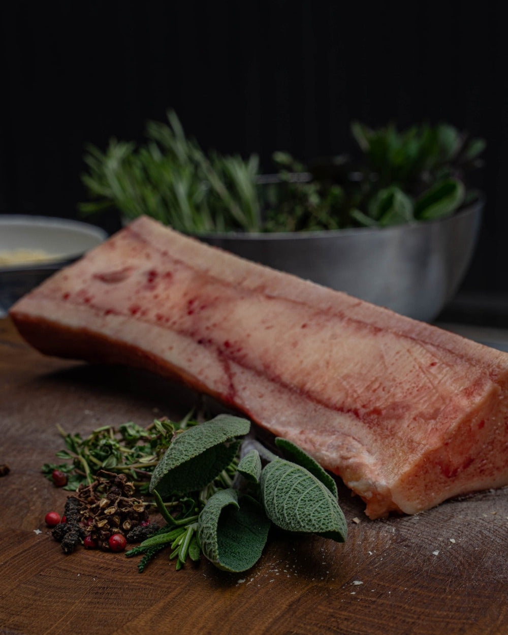 wagyu-marrow-bones, Knochenmark, Premium-Fleischknochen, Rezepte mit Knochenmark, Marrow Bone auf Holzbrett
