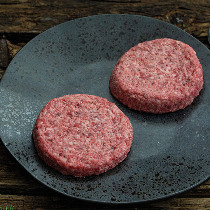 testsieger-fleisch - Wagyu Burger, Patties auf einem schwarzen Teller