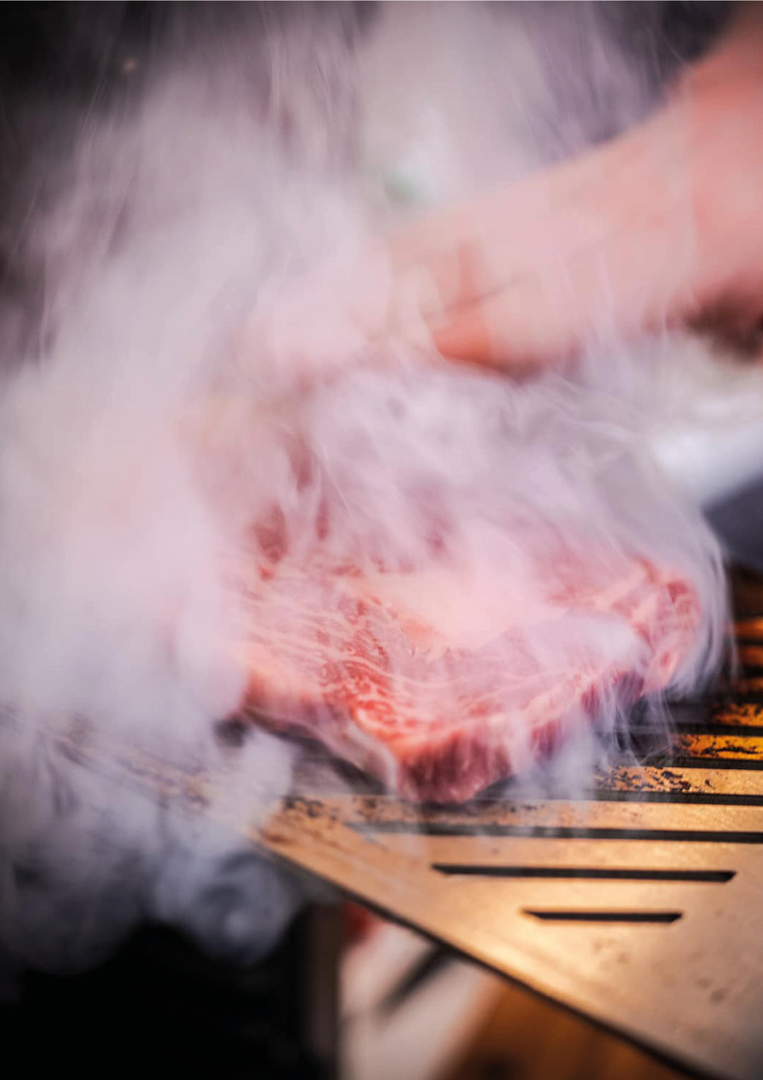 bestes-fleisch, Wagyu Steak auf Grill im Rauch